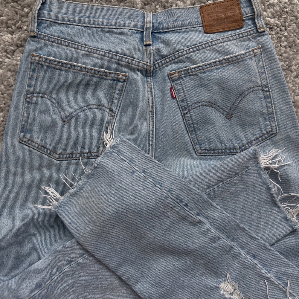 Women’s Levis Jeans Wedgie- size 27